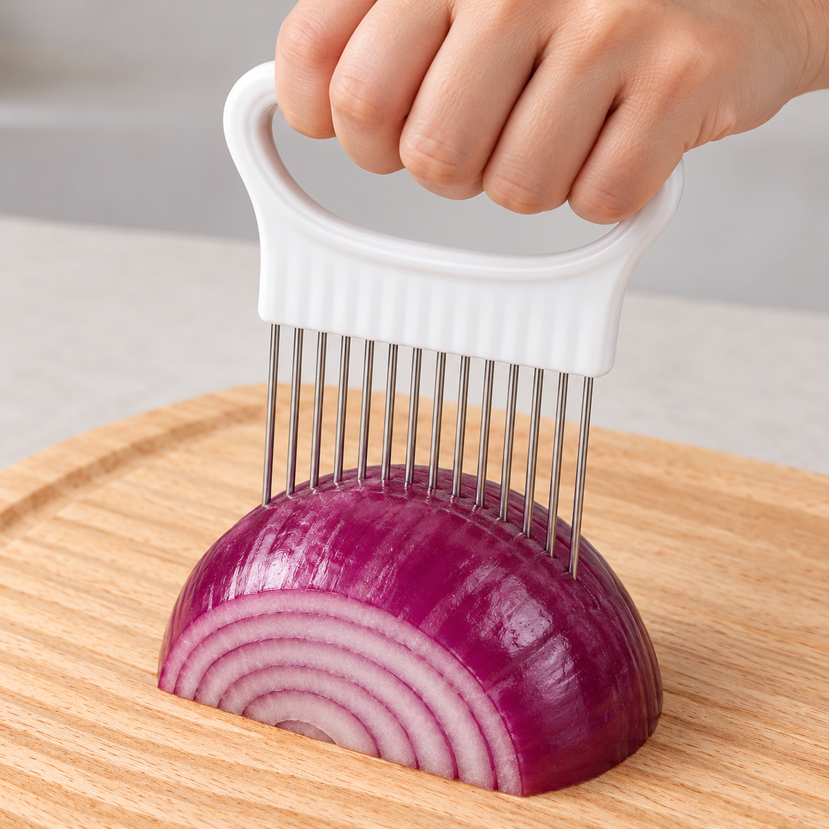 Vista del producto: guía para cortar verduras blanca, asa plástica ancha con apertura D horizontal y fila recta de púas finas metálicas paralelas. Ambientación no incluida.
