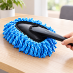 Ejemplo de uso del plumero azul sobre una superficie de escritorio.