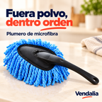 Plumero de microfibra azul con cabezal ovalado y mango negro.