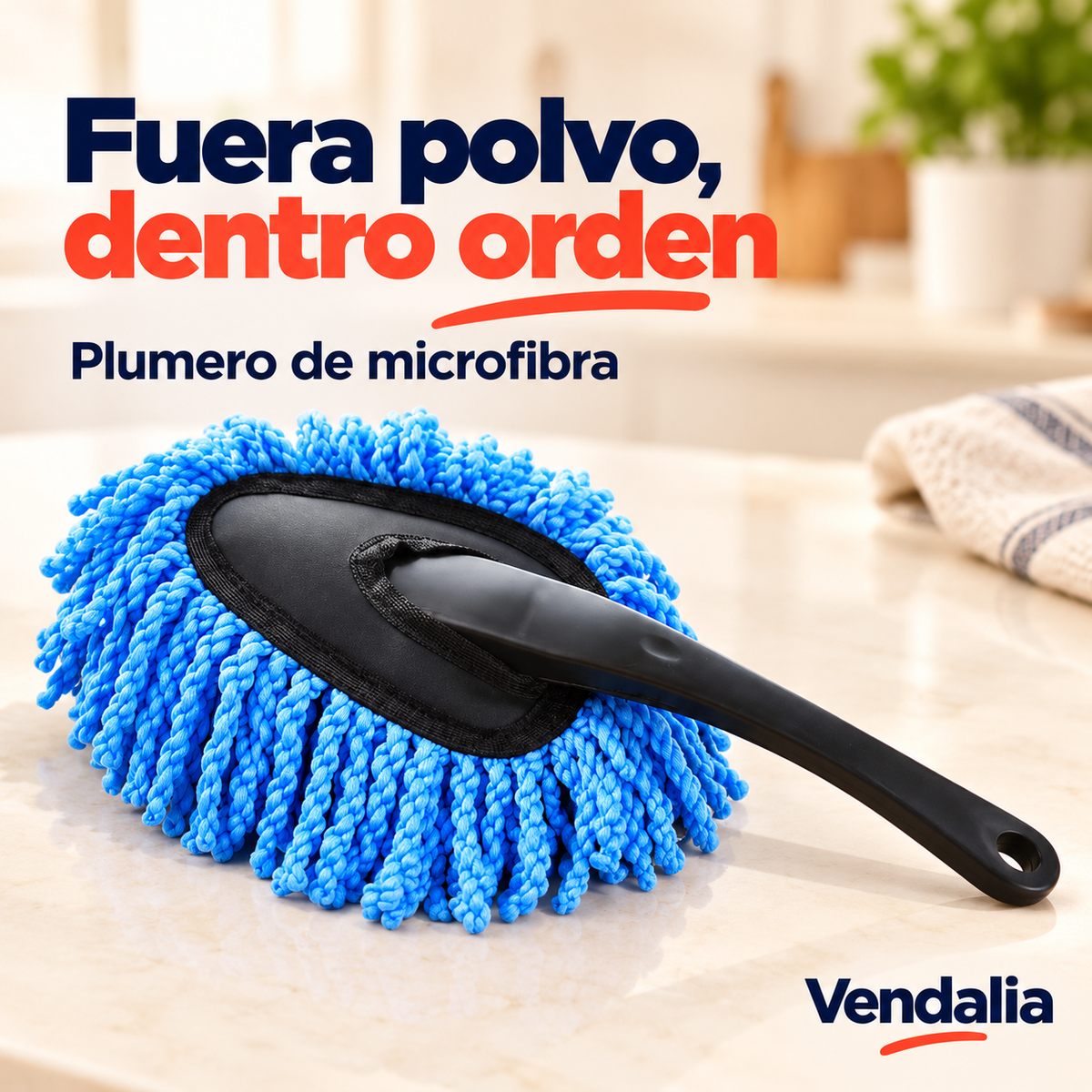 Plumero de microfibra azul con cabezal ovalado y mango negro.