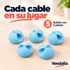 Cinco organizadores azules de cables en una presentación.