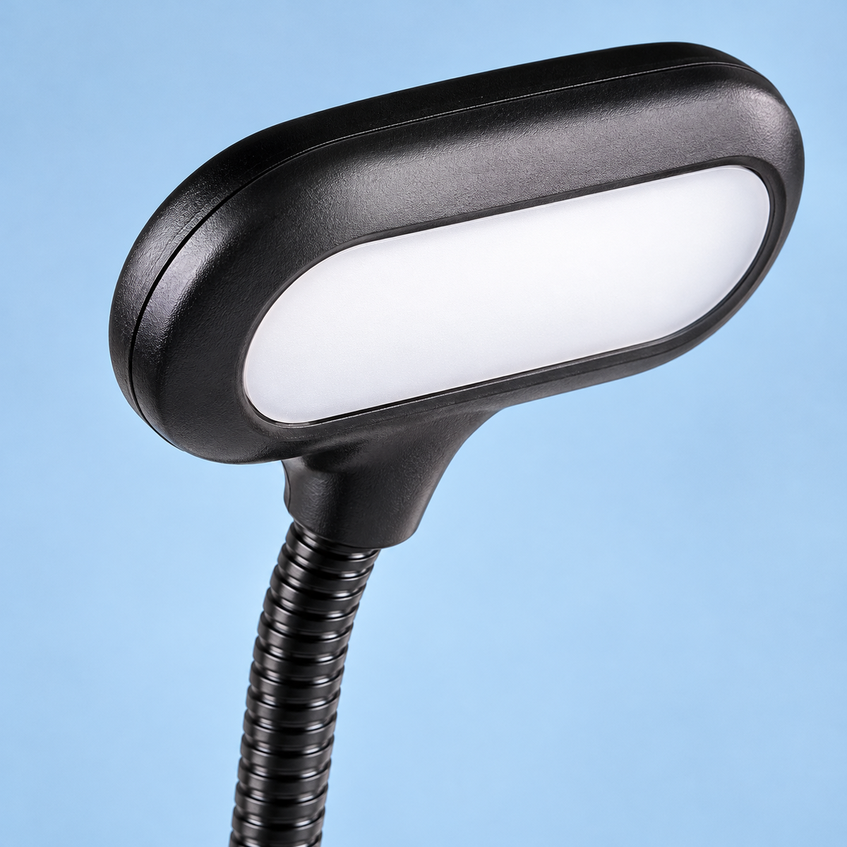 Detalle del cabezal oval y cuello flexible de la lámpara negra