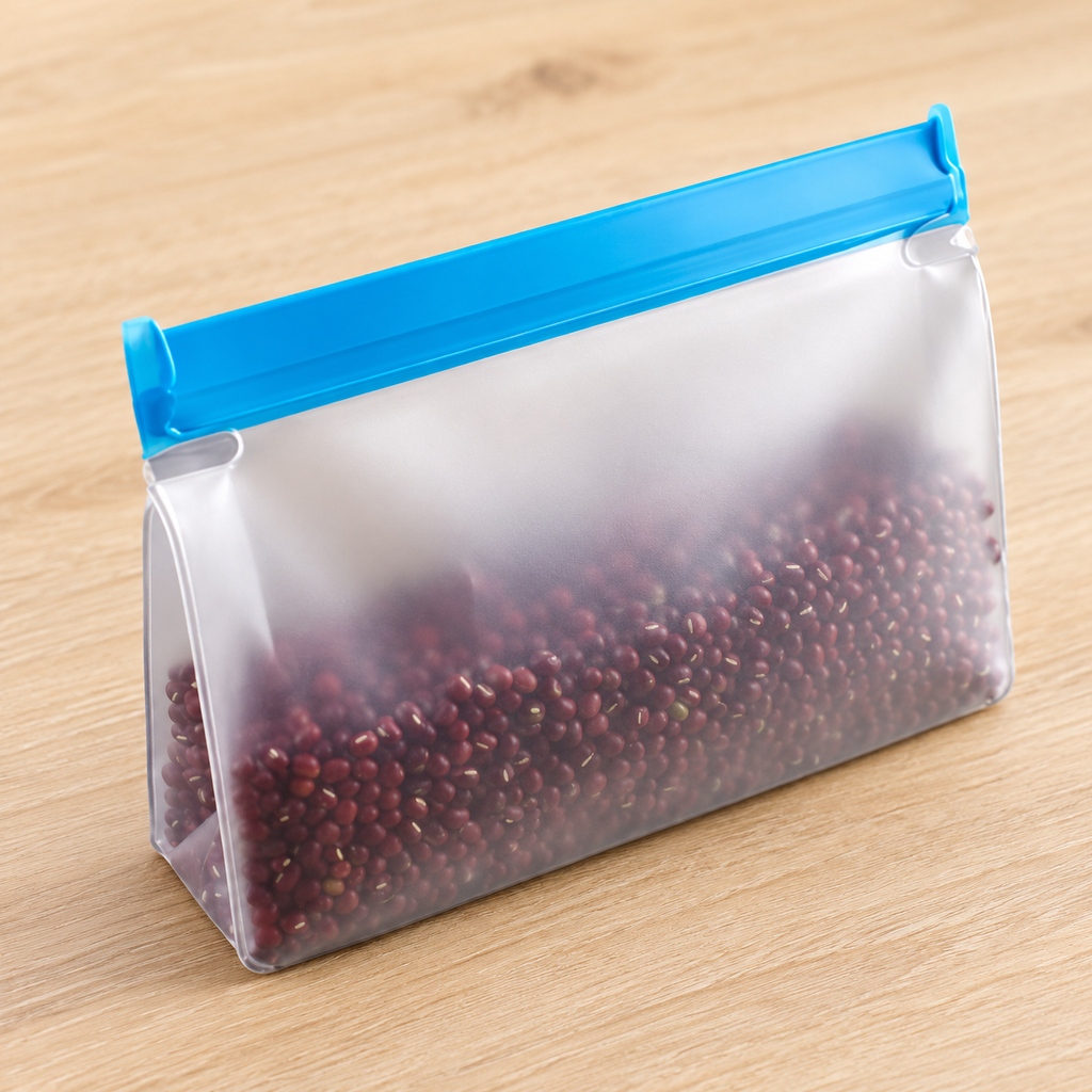 Juego de tres bolsas reutilizables con cierres surtidos. Detalle de uso.