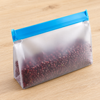Juego de tres bolsas reutilizables con cierres surtidos. Detalle de uso.