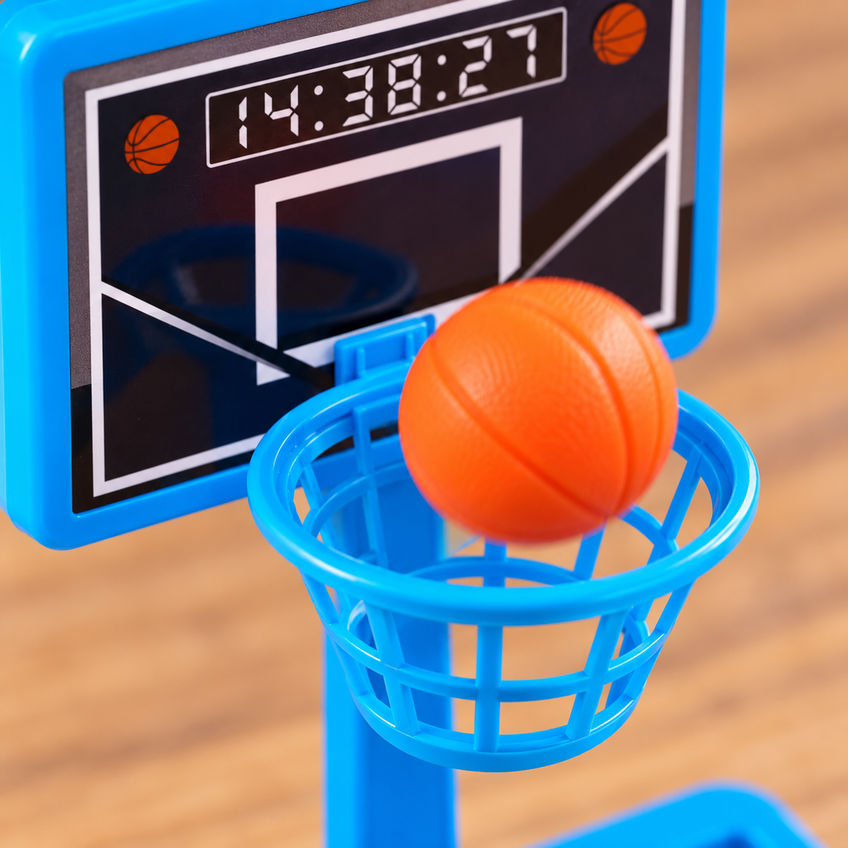 Detalle: Mini básquetbol de escritorio. Color de muestra azul; envío al azar.
