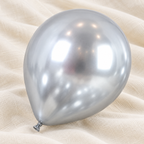Detalle del acabado cromado plateado de un globo de látex