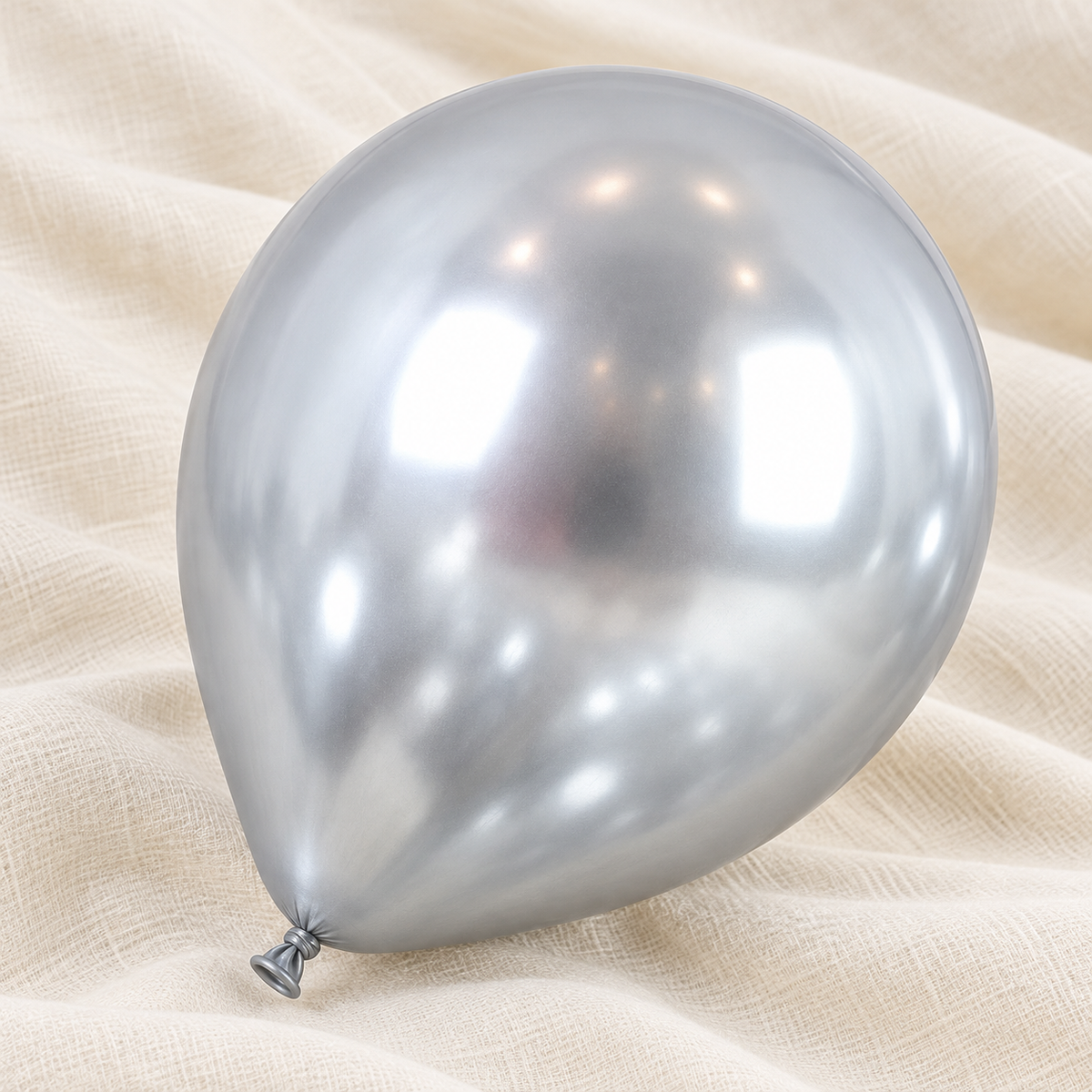 Detalle del acabado cromado plateado de un globo de látex