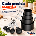 Portada Vendalia: set negro de cuatro tazas medidoras de plástico cilíndricas con mangos planos plateados de acero y cuatro cucharas medidoras negras redondas con mangos planos plateados, dos anillos metálicos de unión. Ambientación no incluida.