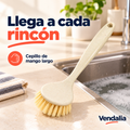 Cepillo de mango largo crema con cerdas amarillas y orificio para colgar.