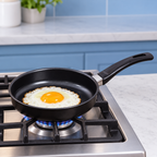 Sartén negro de 18 cm en uso sobre estufa de gas; alimentos y estufa no incluidos.