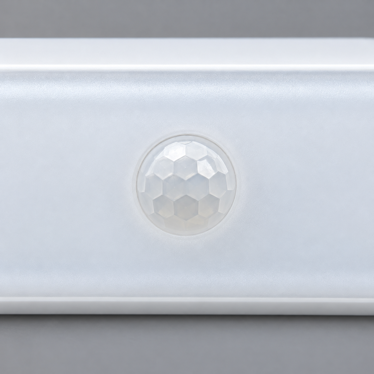 Lámpara compacta blanca con sensor de movimiento — detalle