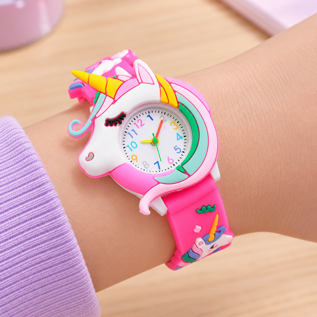 Reloj rosa de unicornio colocado en una muñeca, detalle de la esfera.
