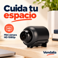 Mini cámara de seguridad negra con soporte de montaje.
