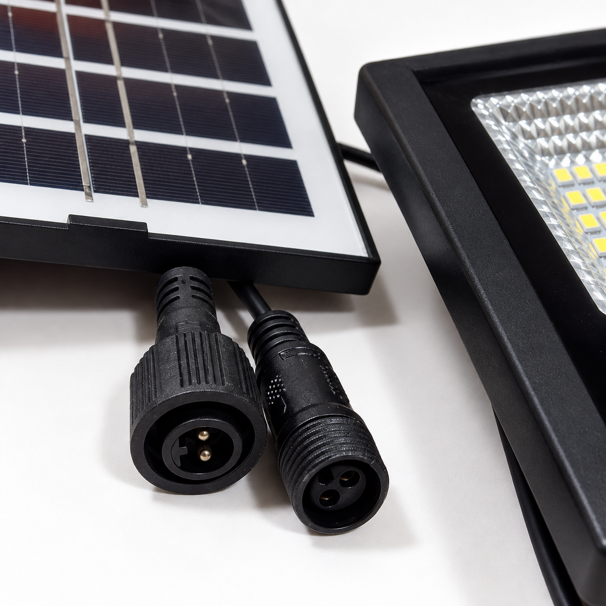 Reflector solar con panel independiente — detalle