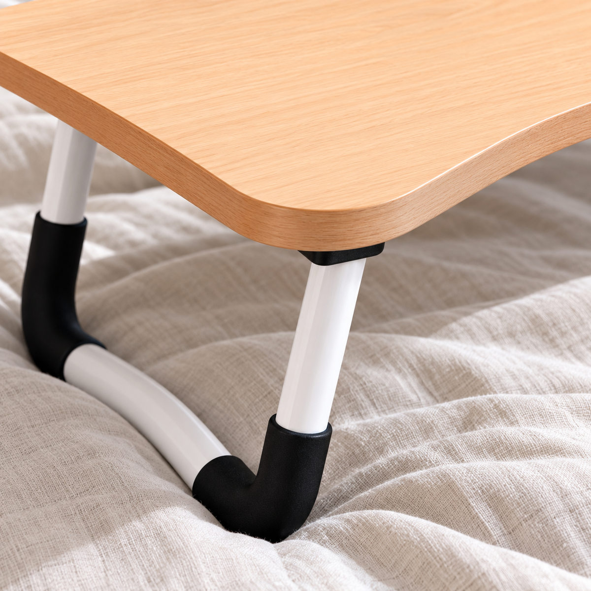 Detalle de borde curvo y pata de mesa portátil