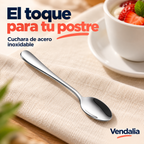 Portada Vendalia: cuchara pequeña plateada de acero inoxidable pulido, cuenco ovalado y mango liso que ensancha ligeramente al extremo redondo. Alimentos y ambientación no incluidos.