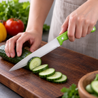 Cuchillo de mango verde en uso para cortar pepino; tabla y alimentos no incluidos.