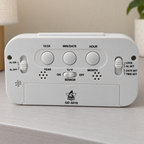 Vista posterior del despertador con botones de ajuste y tapa de pilas.