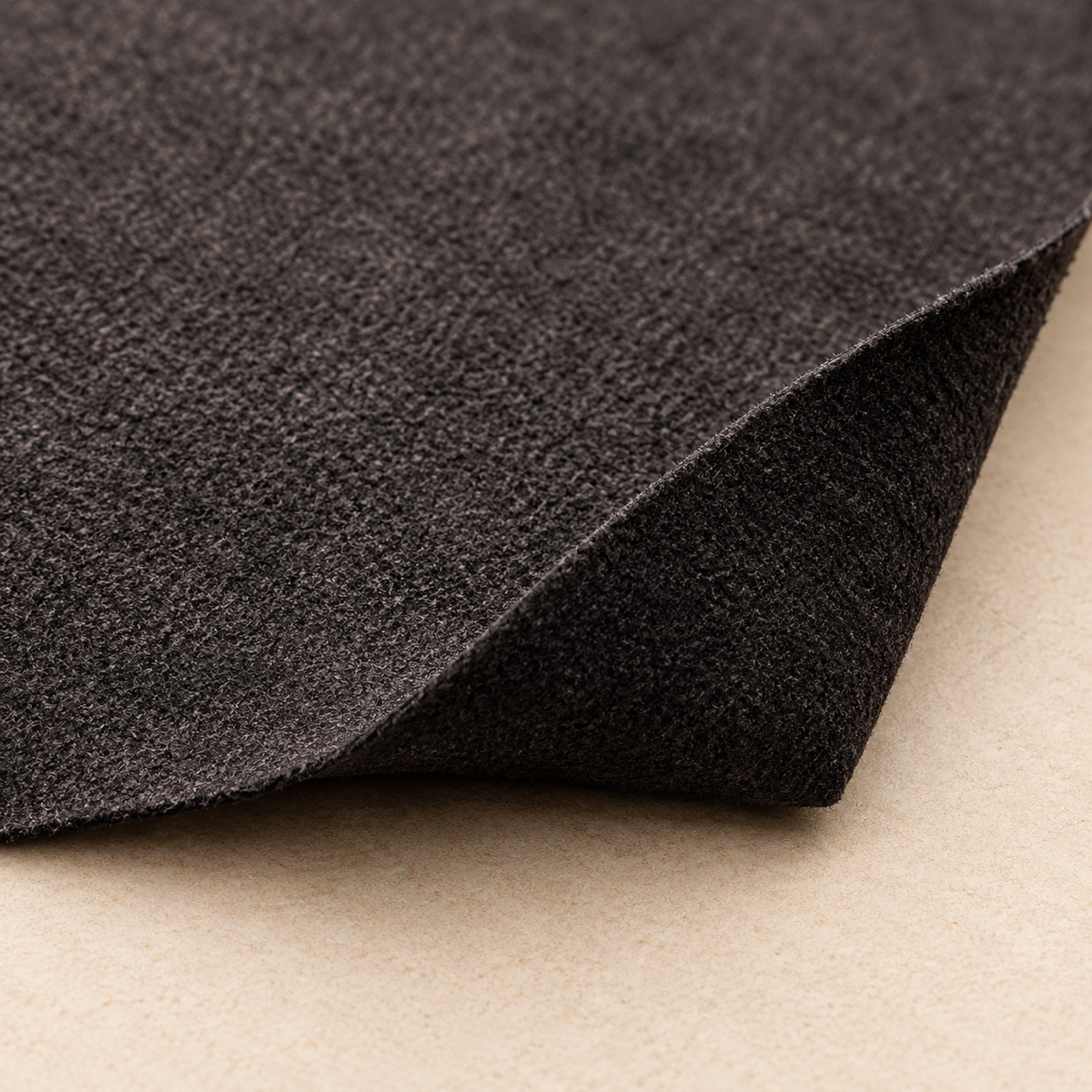 Detalle de textura fina del paño negro.
