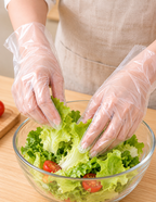 Guantes transparentes TPE en uso al preparar alimentos.