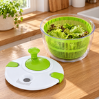 Centrifugador de vegetales abierto para mostrar la canasta; alimentos no incluidos.