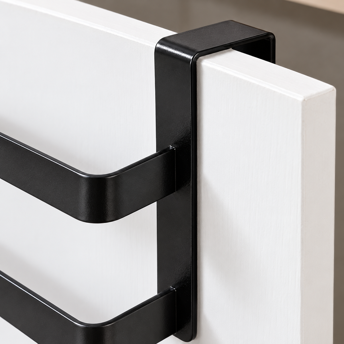 Soporte colgante negro de doble barra para toallas — detalle
