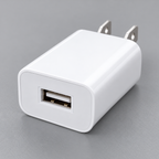 Detalle del puerto USB del adaptador blanco.