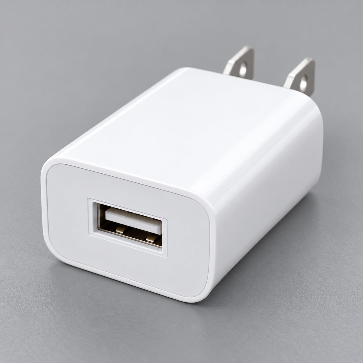 Detalle del puerto USB del adaptador blanco.
