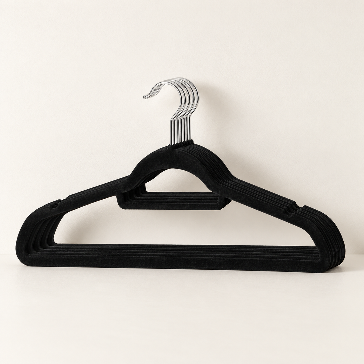 Vista del modelo de gancho de terciopelo negro; parte del paquete de 10 · SKU 50479