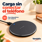 Base de carga Qi negra con superficie texturizada y cable de alimentación.
