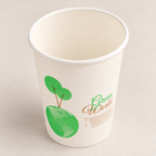 Detalle del borde y el interior de un vaso de papel de 235 ml.
