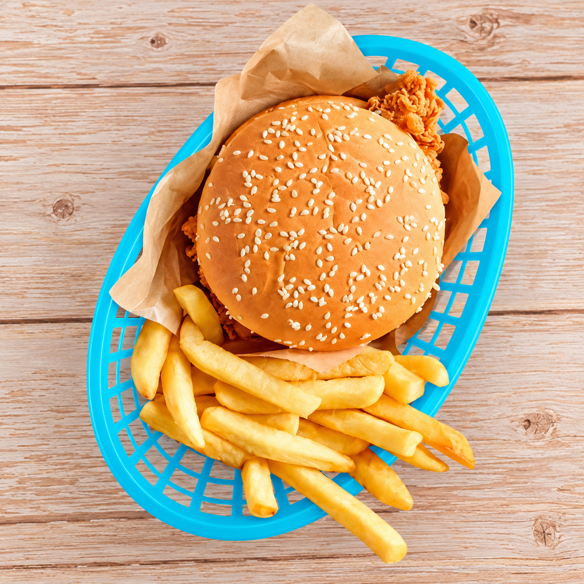 Detalle de una canastilla surtida con alimentos de ejemplo.