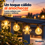 Tramo de luces solares cálidas con copos y esferas — Vendalia