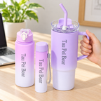 Detalle de uso del vaso con asa del set Tau Pei Bear lila.