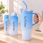 Detalle de uso del vaso con asa del set Tau Pei Bear azul.