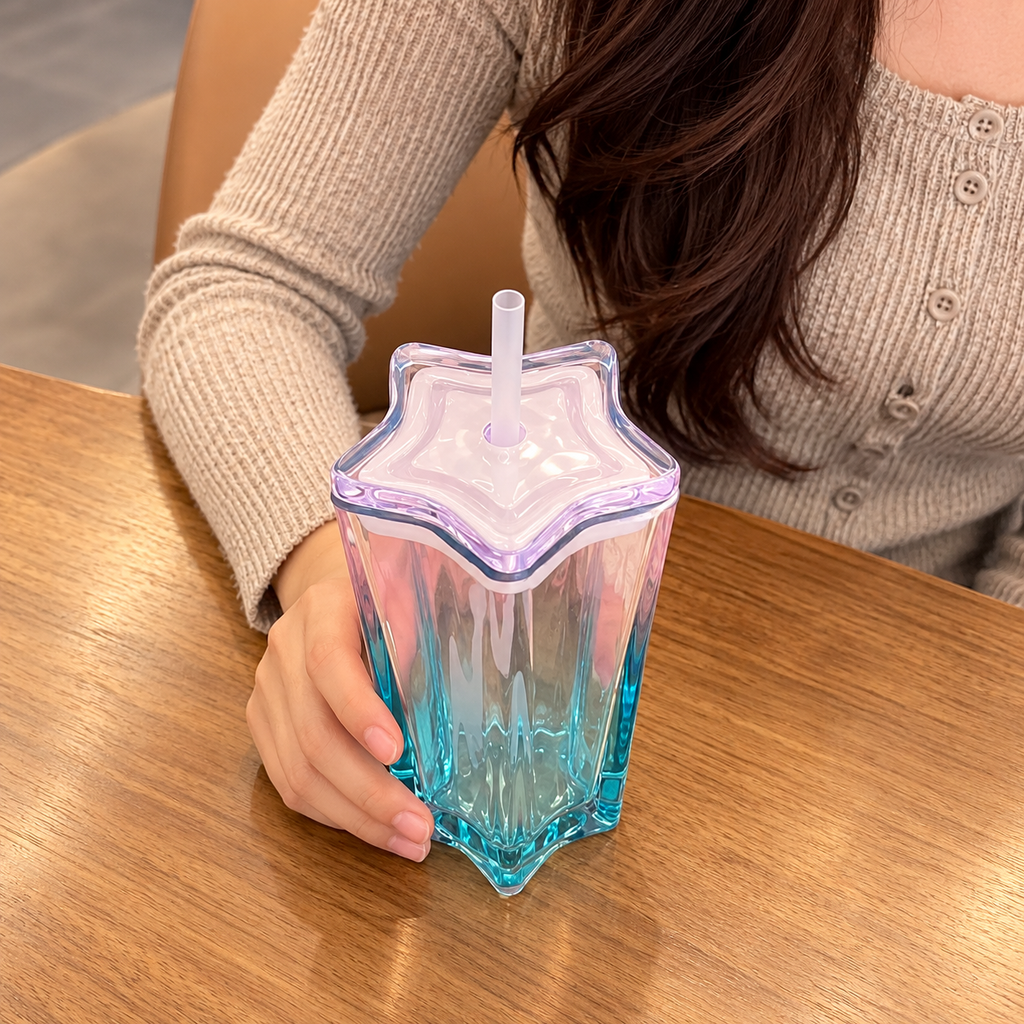 Vaso azul de estrella sostenido sobre una mesa.