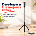 Palo selfie negro extendido con trípode y control Bluetooth.