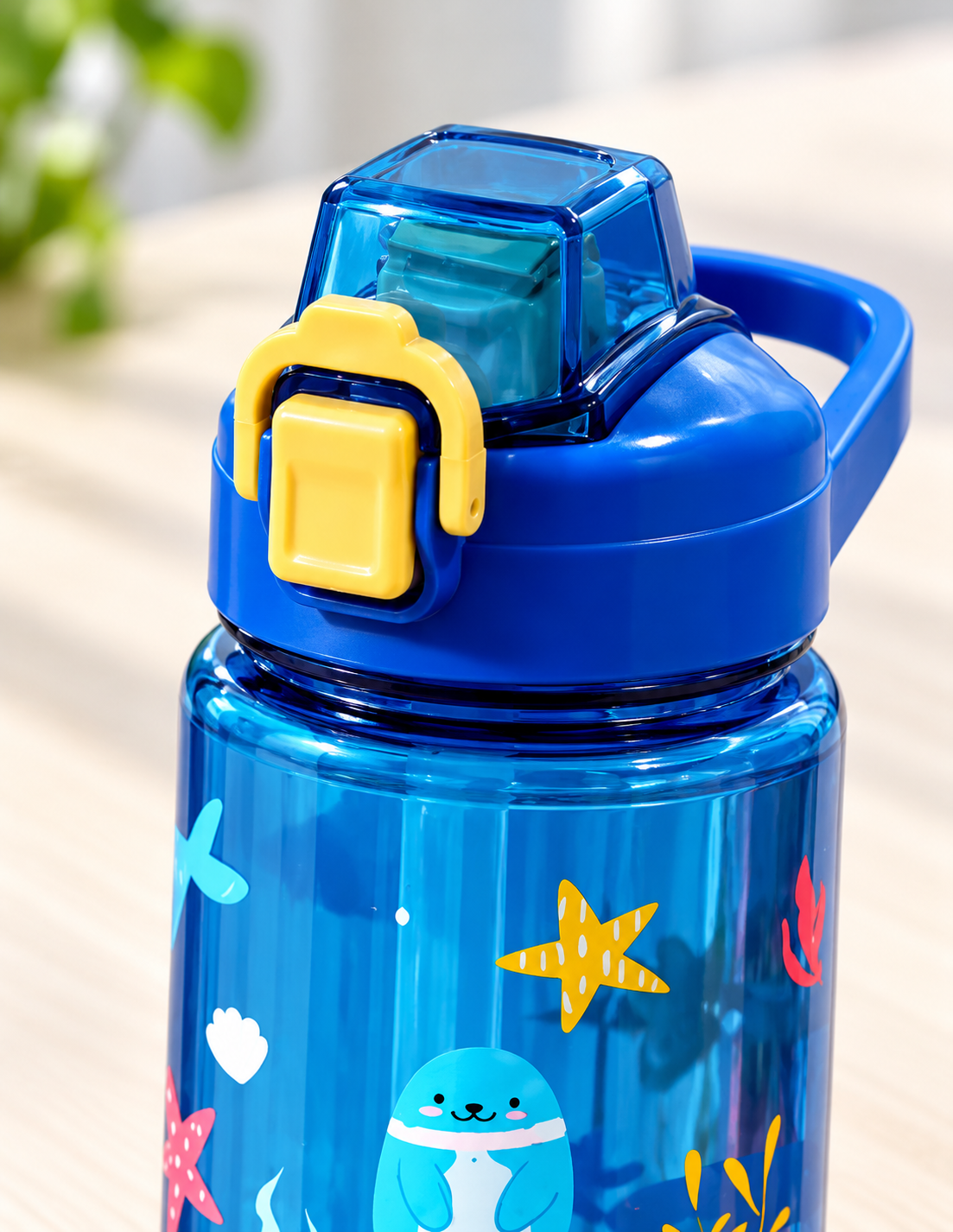 Detalle de la tapa con seguro de la botella infantil.
