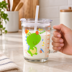 Detalle de uso del vaso Dino con tapa y popote; bebida no incluida.