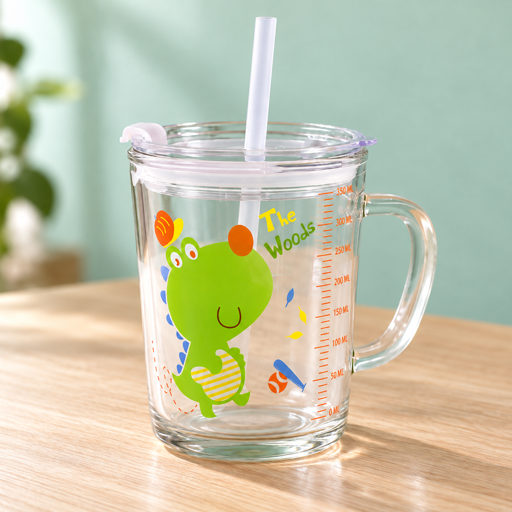 Vaso de cristal Dino de 350 ml: vista lateral con tapa y popote.