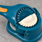 Detalle del molde dentado para sellar empanadas.