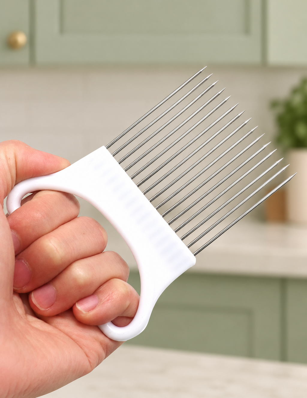 Guía de corte con púas de acero inoxidable en la mano