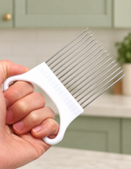Guía de corte con púas de acero inoxidable en la mano
