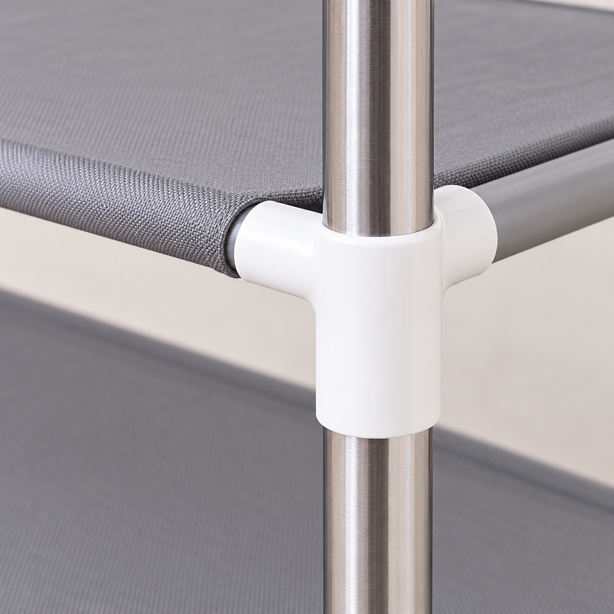 Zapatera de tres niveles gris con uniones blancas — detalle