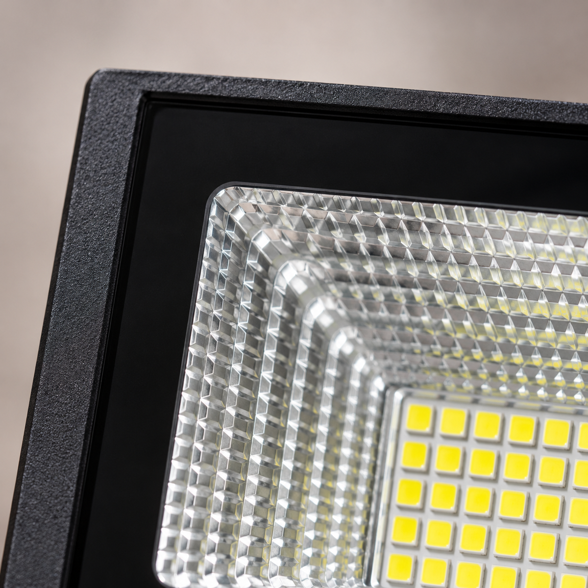 Detalle de Reflector solar LED con panel y control