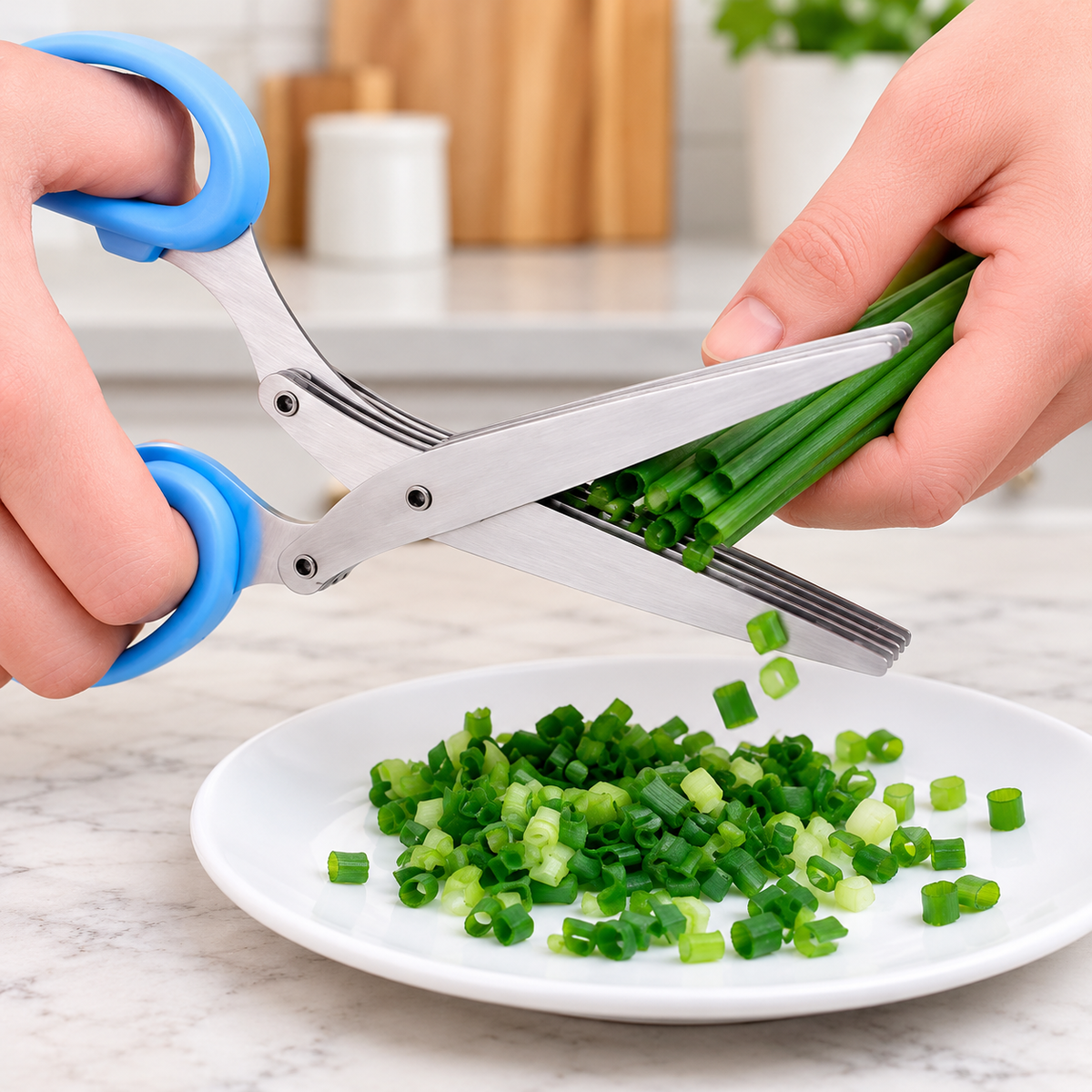 Detalle de las cinco hojas de la tijera de cocina azul cortando hierbas.