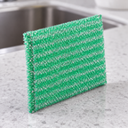 Detalle de una esponja verde con fibra plateada del paquete de cuatro.
