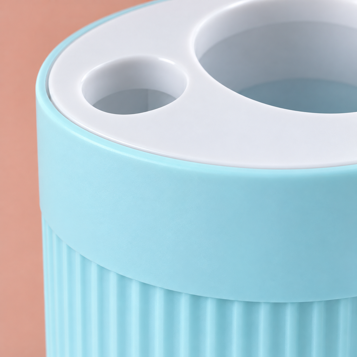 Organizador cilíndrico azul pastel con tapa blanca perforada — detalle del producto