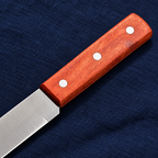 Detalle del mango de madera y remaches del cuchillo