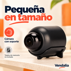 Mini cámara negra con soporte; tarjeta de memoria no incluida.